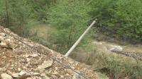 崇阳：山洪冲毁高压线路  供电部门及时抢修