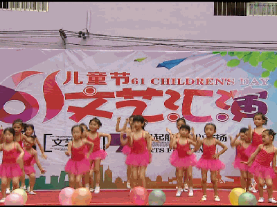 崇阳娃娃们载歌载舞庆