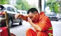 独家视频 | 主播带你直击高温下的环卫工人 用汗水呵护城市的“颜值”