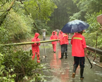 赤壁公路人战暴雨 全力保畅通