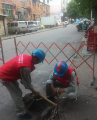 他们快速抢修城区故障路灯获点赞